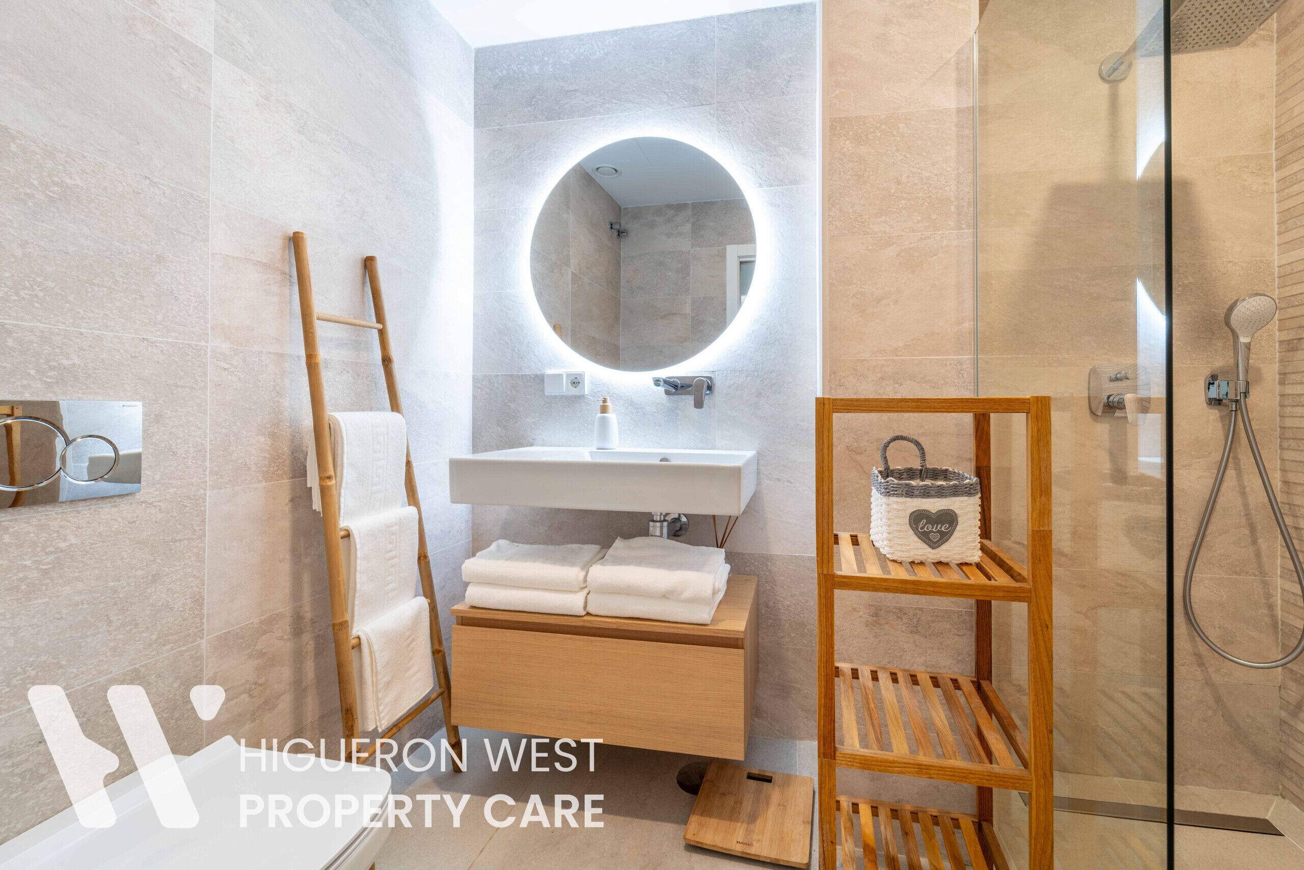 Suihku, hiustenkuivaaja, pyyhkeet