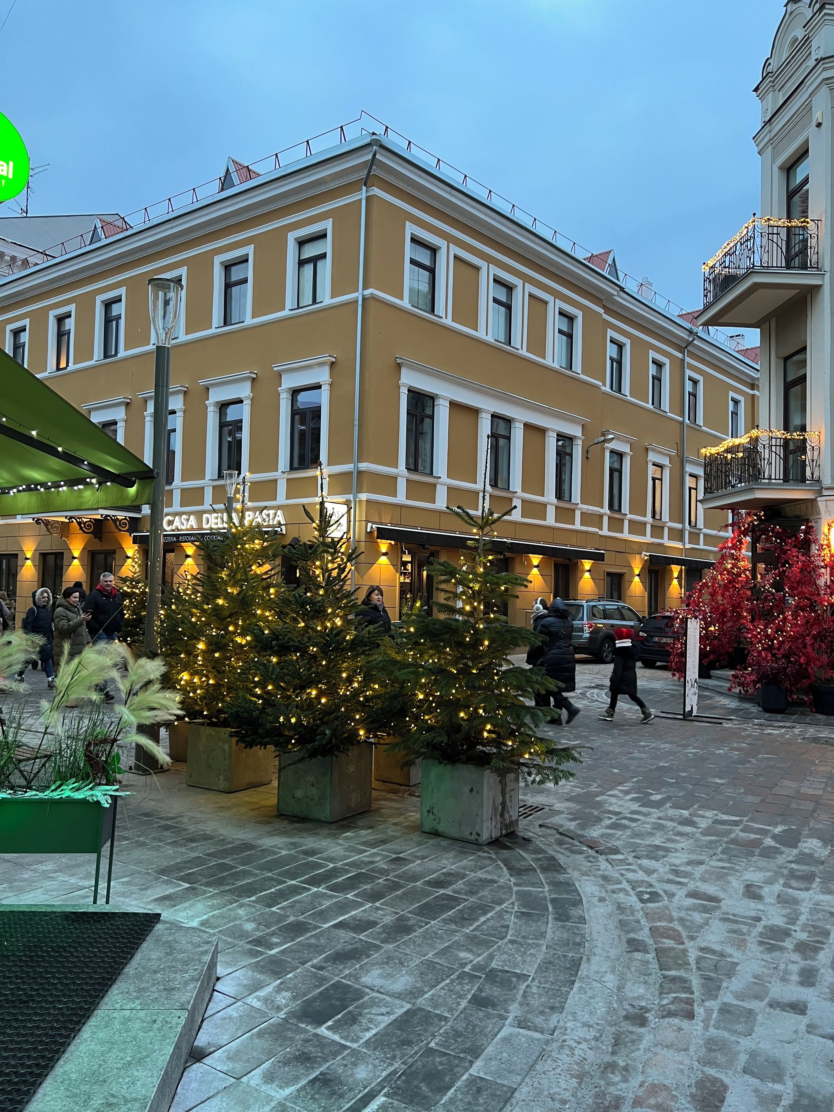 En byggnad med en gul fasad, flera fönster och en skylt med texten ”Casa della Pasta”.