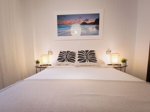 2 bedrooms, iron/ironing board, WiFi, bed sheets - At the center, Playa del Acequion, Sea 200 m (Torrevieja)