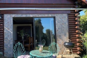 Outdoor dining - Batchelors Haven @ Glenkarma 2 sleeper (Glentana)