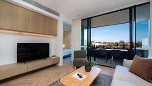 Smart TV - Signature 81 in Brighton (Brighton)