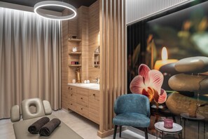 Indoor spa tub