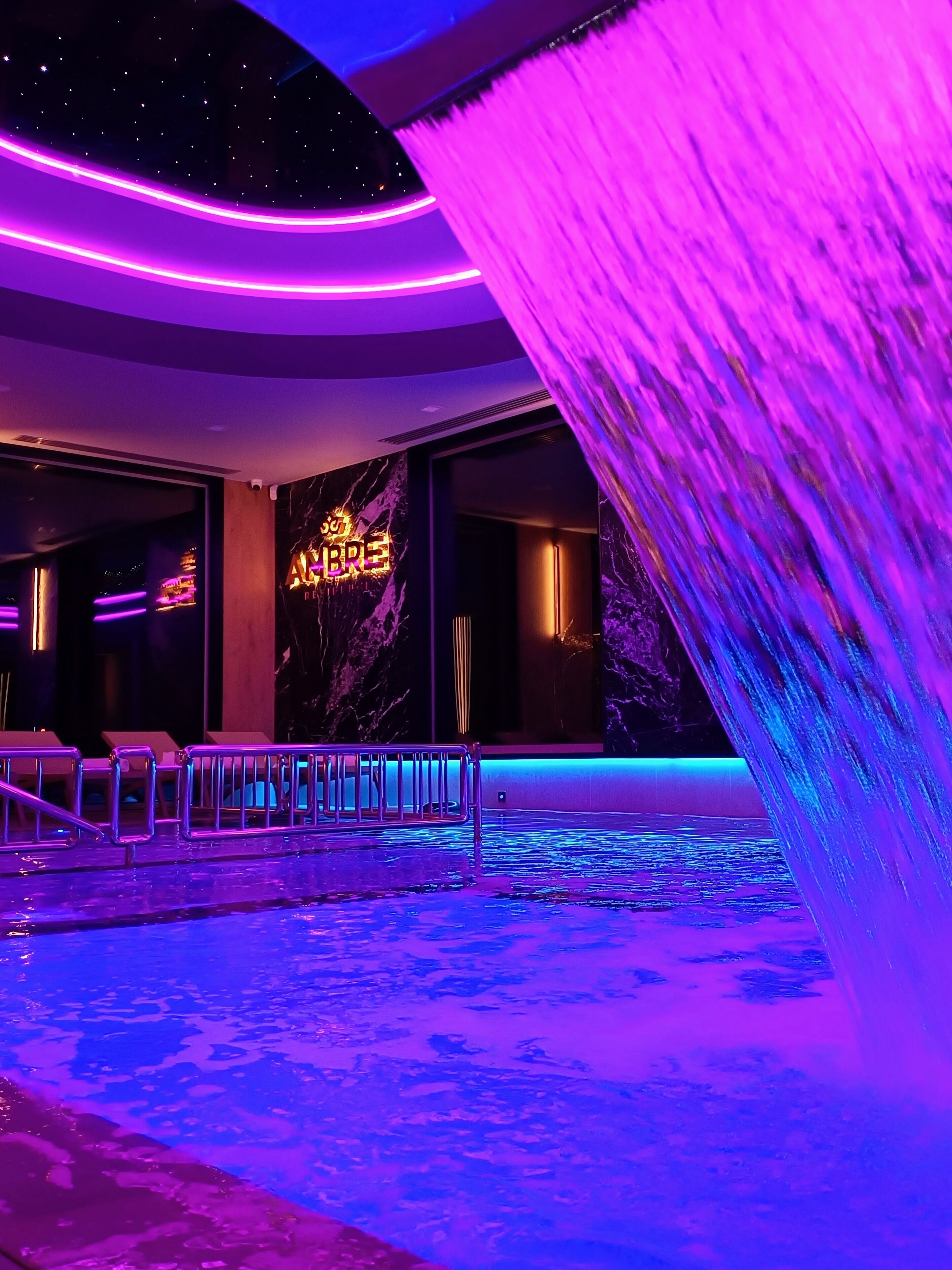 Alberca techada, acceso de 12:00 a 20:00, y camastros 