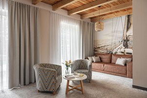 Luxury Apartment | Desk, free WiFi, bed sheets