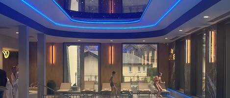 Piscine couverte, accès possible de 12 h 00 à 20 h 00, chaises longues