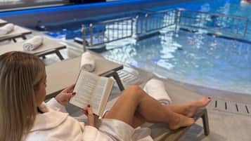 Piscine couverte, accÚs possible de 12 h 00 à 20 h 00, chaises longues