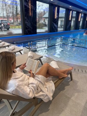 Innenpool, geöffnet von 12:00 Uhr bis 20:00 Uhr, Liegestühle