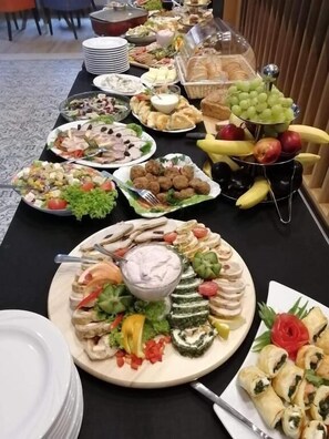 A buffet table with various food items including salads, meats, and pastries. - Rezydencja Ambre (Łeba)