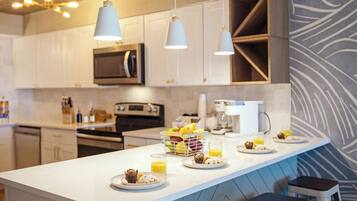 Coffee/tea maker, fridge, microwave, oven