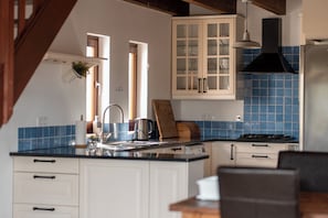 Frigorifero, forno, piano cottura, lavastoviglie