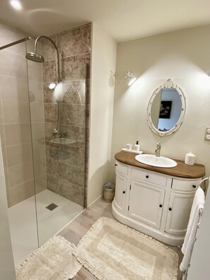 Hiustenkuivaaja, pyyhkeet, saippua, vessapaperi