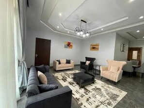 Apartamento familiar, balcón, vistas a la ciudad | Zona de estar