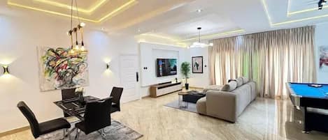 Apartamento familiar, balcón, vistas a la ciudad | Zona de estar