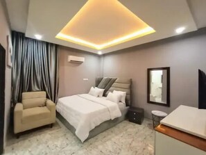 Apartamento familiar, balcón, vistas a la ciudad | Escritorio, espacio para trabajar con un portátil, cortinas opacas