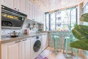 Kühlschrank, Mikrowelle, Reiskocher, Kochgeschirr/Geschirr/Besteck