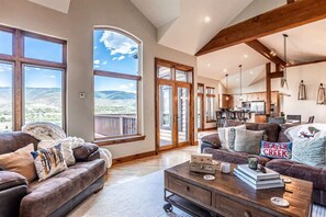 TV, peis og kontorer