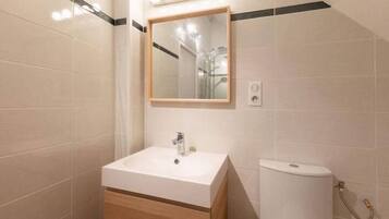 Douche, sĂšche-cheveux, serviettes fournies, savon