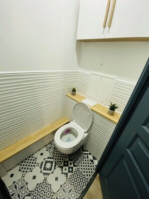 Douche, sĂšche-cheveux, serviettes fournies, savon