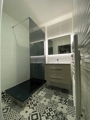 Douche, sĂšche-cheveux, serviettes fournies, savon