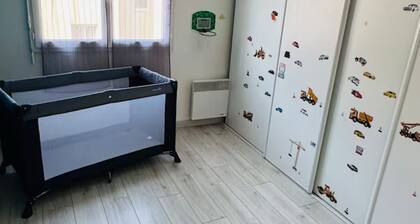 Appartement neuf 55mÂČ avec balcon & parking â proche A13/gare