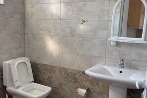 Douche, serviettes fournies, savon, papier toilette