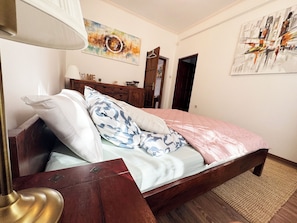 2 bedrooms, iron/ironing board, WiFi