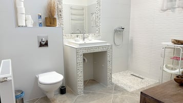 Douche, sĂšche-cheveux, serviettes fournies, savon