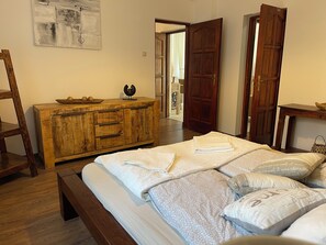 2 bedrooms, iron/ironing board, WiFi