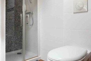 Douche, sèche-cheveux, serviettes fournies, savon