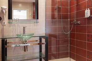 Shower, hair dryer, towels, soap - 🏖 5 min from Bénodet and the ocean - comfortable rooms with SPA included 🌿 (Pleuven)