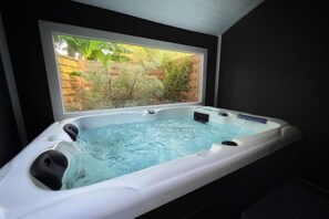 Indoor spa tub