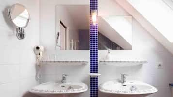 Een douche, een haardroger, handdoeken, zeep