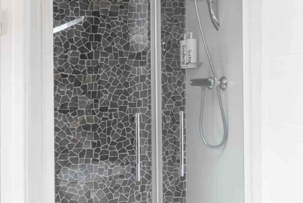 Een douche, een haardroger, handdoeken, zeep