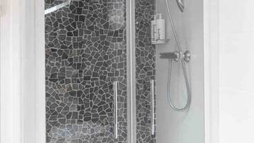 Een douche, een haardroger, handdoeken, zeep