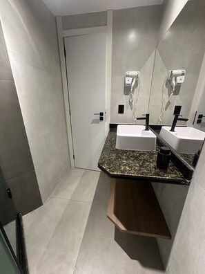 Comfort Loft, Non Smoking, Sea View | Bathroom | Shower, free toiletries, hair dryer, towels