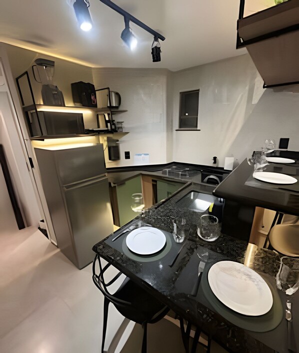Loft conforto, para não fumantes, vista para o mar | Cozinha privada | Geladeira grande, micro-ondas, cooktop