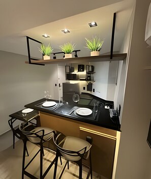 Loft conforto, para não fumantes, vista para o mar | Cozinha privada | Geladeira grande, micro-ondas, cooktop