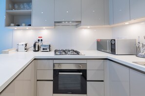 Kühlschrank, Mikrowelle, Ofen, Herdplatte
