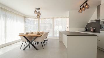 Een microgolfoven, een oven, een eettafel