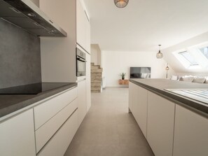 ميكروويف، فرن، مائدة طعام