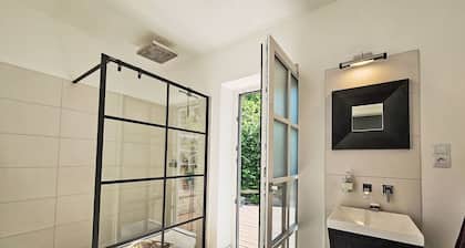 Beautiful private villa for 4 people with WIFI, TV, patio and pets allowed