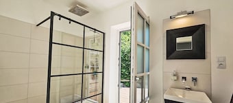 Beautiful private villa for 4 people with WIFI, TV, patio and pets allowed