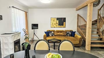 Een televisie en een open haard