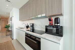 Penthouse Deluxe - balkong - havsutsikt | Eget kök | Kylskåp, mikrovågsugn, ugn och spishäll