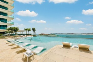 Outdoor pool - KeyRock - Sea View Beachfront Penthouse (Dubai)