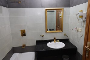 Chambre Quadruple | Salle de bain | Articles de toilette gratuits, sèche-cheveux, serviettes fournies, savon