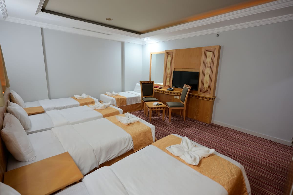 Qunintuple Room | Bộ đồ giường cao cấp, két bảo mật tại phòng, bộ trải giường