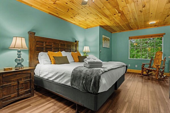 4 bedrooms, iron/ironing board, WiFi, bed sheets