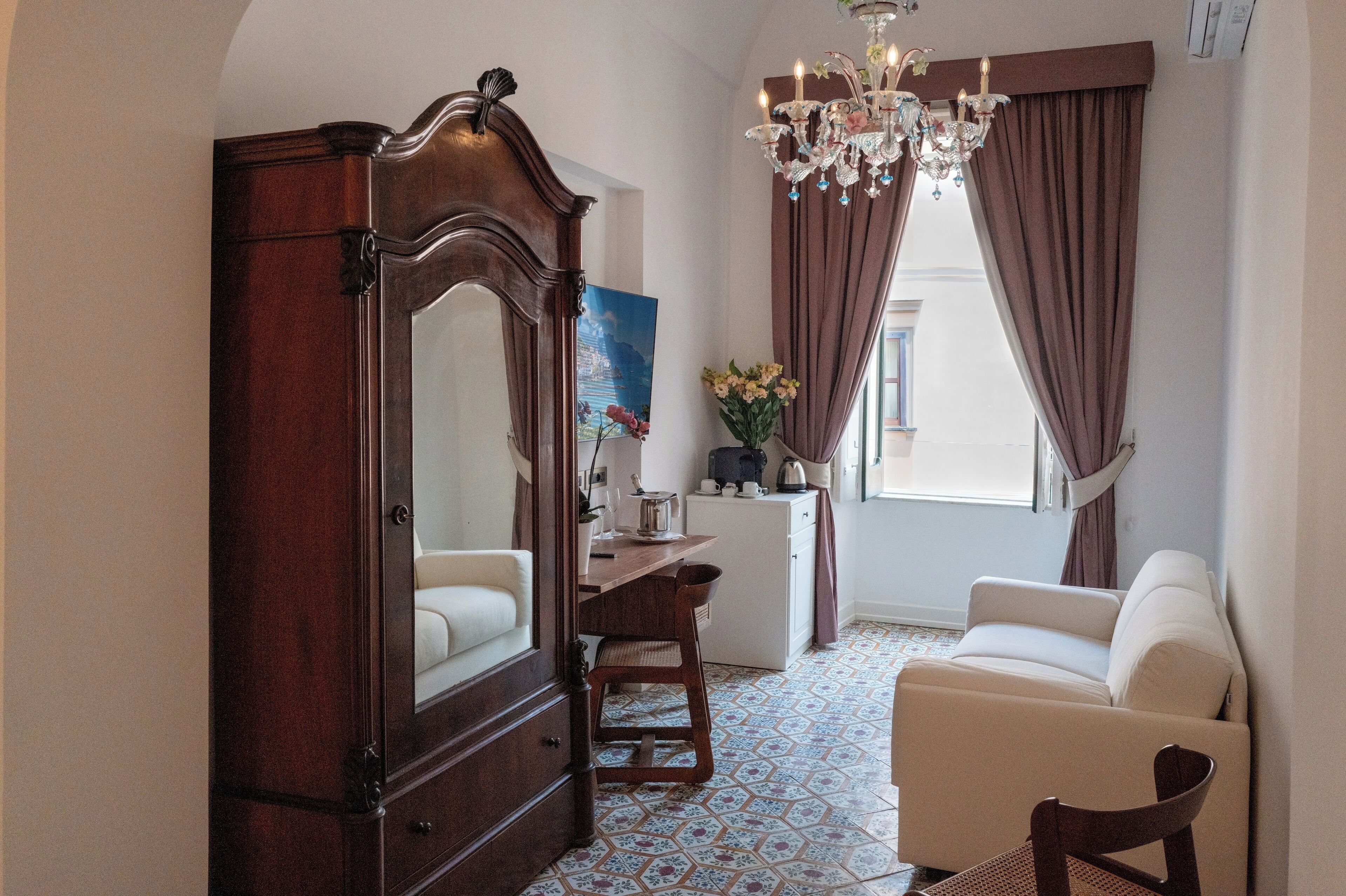 Habitación superior, vista a la ciudad | Artículos del minibar gratis y caja de seguridad en la habitación 