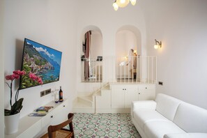 Standard Room | Free minibar items, in-room safe, desk, laptop workspace